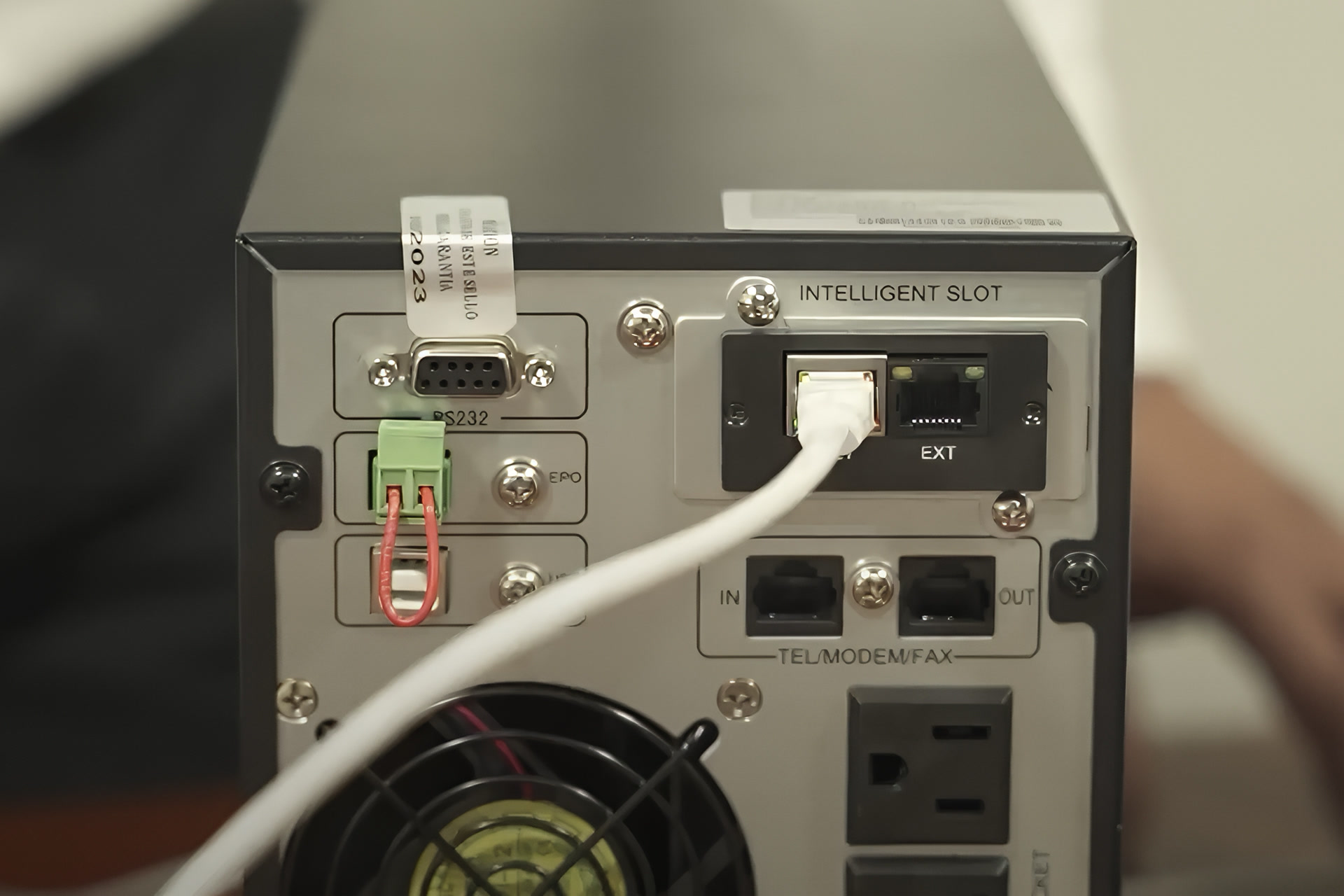 Instalación y Configuración de Tarjetas SNMP para UPS
